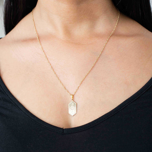 שרשרת קוסמית | בשיתוף שלומית אופיר | תכשיטים מהציורים של גאיה - מחפשת שרשרת מהממת ומלאת משמעות? הפכנו את הציורים המדהימים של גאיה לתכשיטים יפהיפיים בשיתוף פעולה מרגש עם שלומית אופיר.
הלוואי וגאיה הייתה איתנו כדי לראות איך הציורים שלה הופכים לתכשיתים עוצרי נשימה. התכשיטים האלה הם בעצם שילוב בין שניים מהדברים האהובים על גאיה, תכשיטים ואמנות, בגלל זה אנחנו כל מתרגשים מהם.