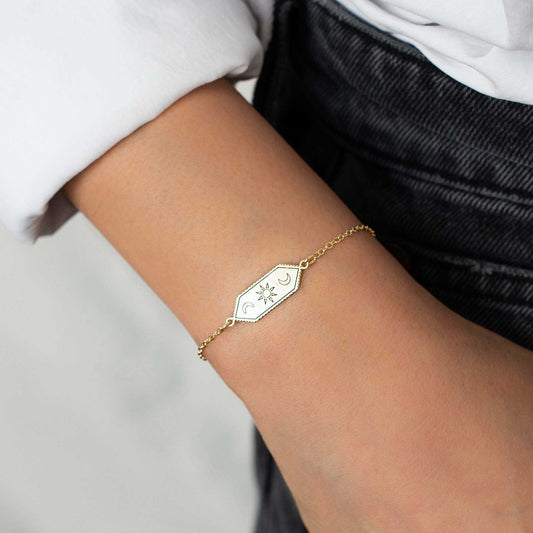 צמיד קוסמי | בשיתוף שלומית אופיר | תכשיטים מהציורים של גאיה - מחפשת צמיד מהמם ומלא משמעות? הפכנו את הציורים המדהימים של גאיה לתכשיטים יפהיפיים בשיתוף פעולה מרגש עם שלומית אופיר.
הלוואי וגאיה הייתה איתנו כדי לראות איך הציורים שלה הופכים לתכשיתים עוצרי נשימה. התכשיטים האלה הם בעצם שילוב בין שניים מהדברים האהובים על גאיה, תכשיטים ואמנות, בגלל זה אנחנו כל מתרגשים מהם.