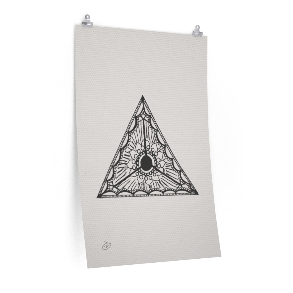 פוסטר Triangular Poster ציור מקורי של גאיה המקדם את המודעות לאלימות בין בני זוג בכלל וכלפי נשים בפרט