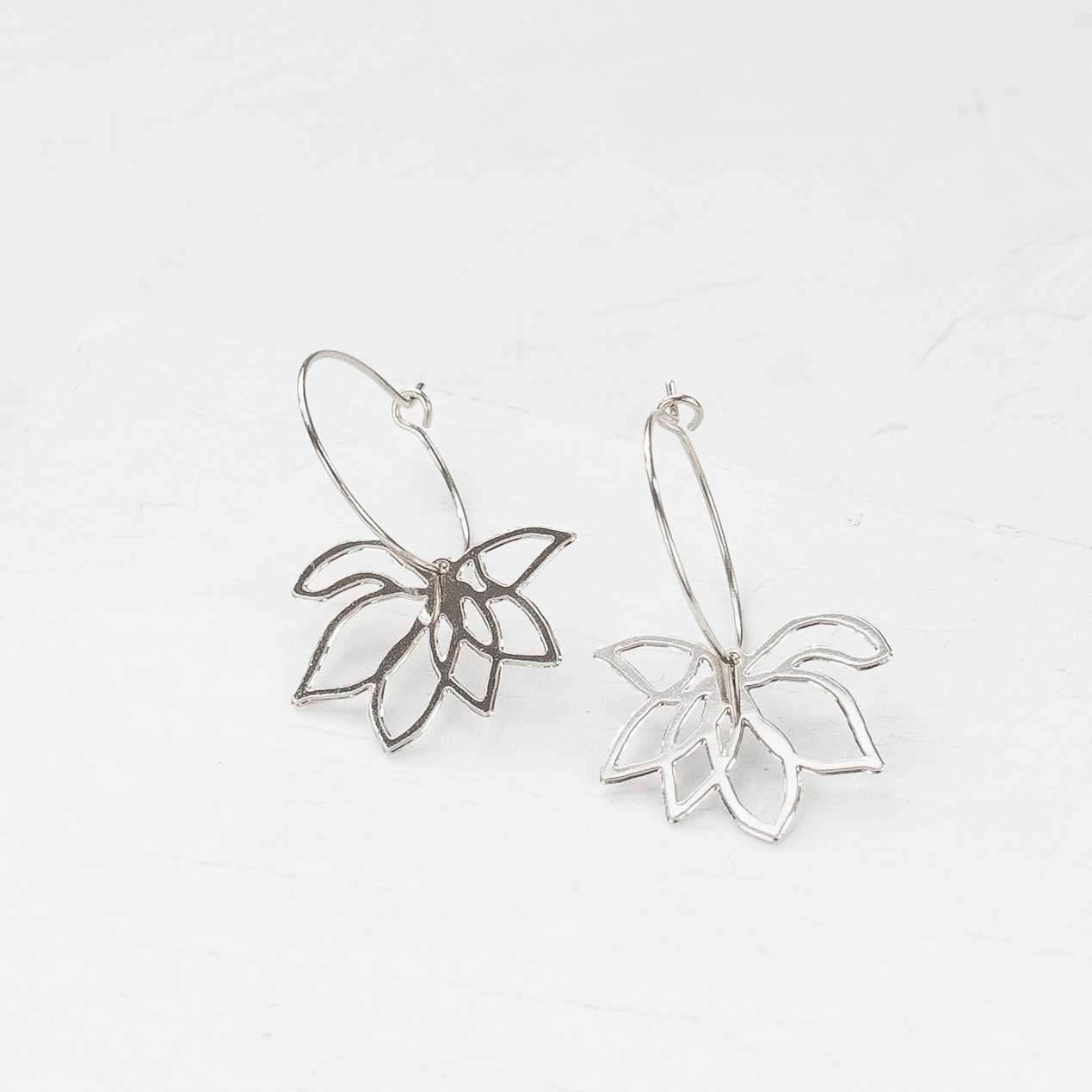 עגילי שושן | בשיתוף שלומית אופיר | תכשיטים מהציורים של גאיה - מחפשת עגילים מהממים ומלאי משמעות? הפכנו את הציורים המדהימים של גאיה לתכשיטים יפהיפיים בשיתוף פעולה מרגש עם שלומית אופיר.
הלוואי וגאיה הייתה איתנו כדי לראות איך הציורים שלה הופכים לתכשיתים עוצרי נשימה. התכשיטים האלה הם בעצם שילוב בין שניים מהדברים האהובים על גאיה, תכשיטים ואמנות, בגלל זה אנחנו כל מתרגשים מהם.