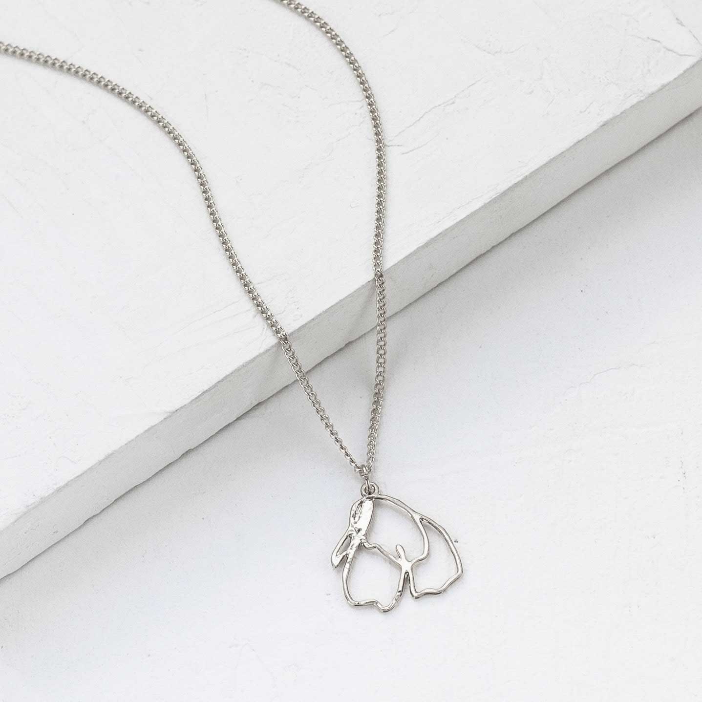 שרשרת פרג | בשיתוף שלומית אופיר | תכשיטים מהציורים של גאיה - מחפשת שרשרת מהממת ומלאת משמעות? הפכנו את הציורים המדהימים של גאיה לתכשיטים יפהיפיים בשיתוף פעולה מרגש עם שלומית אופיר.
הלוואי וגאיה הייתה איתנו כדי לראות איך הציורים שלה הופכים לתכשיתים עוצרי נשימה. התכשיטים האלה הם בעצם שילוב בין שניים מהדברים האהובים על גאיה, תכשיטים ואמנות, בגלל זה אנחנו כל מתרגשים מהם.