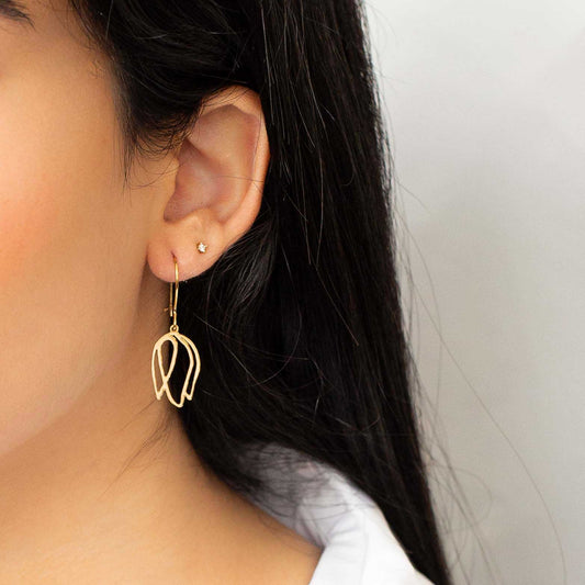 עגילי טוליפ | בשיתוף שלומית אופיר | תכשיטים מהציורים של גאיה - מחפשת עגילים מהממים ומלאי משמעות? הפכנו את הציורים המדהימים של גאיה לתכשיטים יפהיפיים בשיתוף פעולה מרגש עם שלומית אופיר.
הלוואי וגאיה הייתה איתנו כדי לראות איך הציורים שלה הופכים לתכשיתים עוצרי נשימה. התכשיטים האלה הם בעצם שילוב בין שניים מהדברים האהובים על גאיה, תכשיטים ואמנות, בגלל זה אנחנו כל מתרגשים מהם.