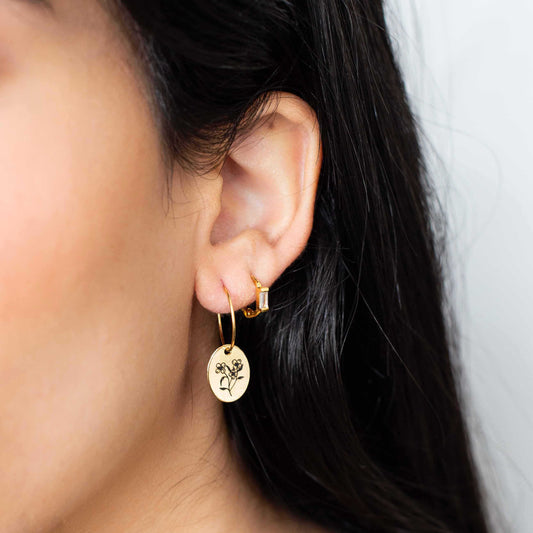 עגילי תליון סיגליות | בשיתוף שלומית אופיר | תכשיטים מהציורים של גאיה - מחפשת עגילים מהממים ומלאי משמעות? הפכנו את הציורים המדהימים של גאיה לתכשיטים יפהיפיים בשיתוף פעולה מרגש עם שלומית אופיר.
הלוואי וגאיה הייתה איתנו כדי לראות איך הציורים שלה הופכים לתכשיתים עוצרי נשימה. התכשיטים האלה הם בעצם שילוב בין שניים מהדברים האהובים על גאיה, תכשיטים ואמנות, בגלל זה אנחנו כל מתרגשים מהם.