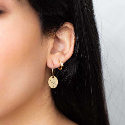 עגילי תליון ניצנים | בשיתוף שלומית אופיר | תכשיטים מהציורים של גאיה - מחפשת עגילים מהממים ומלאי משמעות? הפכנו את הציורים המדהימים של גאיה לתכשיטים יפהיפיים בשיתוף פעולה מרגש עם שלומית אופיר.
הלוואי וגאיה הייתה איתנו כדי לראות איך הציורים שלה הופכים לתכשיתים עוצרי נשימה. התכשיטים האלה הם בעצם שילוב בין שניים מהדברים האהובים על גאיה, תכשיטים ואמנות, בגלל זה אנחנו כל מתרגשים מהם.