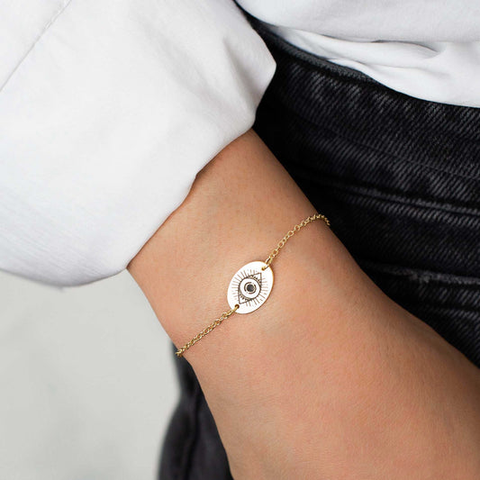 צמיד עין | בשיתוף שלומית אופיר | תכשיטים מהציורים של גאיה - מחפשת צמיד מהמם ומלא משמעות? הפכנו את הציורים המדהימים של גאיה לתכשיטים יפהיפיים בשיתוף פעולה מרגש עם שלומית אופיר.
הלוואי וגאיה הייתה איתנו כדי לראות איך הציורים שלה הופכים לתכשיתים עוצרי נשימה. התכשיטים האלה הם בעצם שילוב בין שניים מהדברים האהובים על גאיה, תכשיטים ואמנות, בגלל זה אנחנו כל מתרגשים מהם.