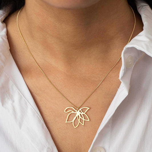 שרשרת שושן קצרה | בשיתוף שלומית אופיר | תכשיטים מהציורים של גאיה - מחפשת שרשרת מהממת ומלאת משמעות? הפכנו את הציורים המדהימים של גאיה לתכשיטים יפהיפיים בשיתוף פעולה מרגש עם שלומית אופיר.
הלוואי וגאיה הייתה איתנו כדי לראות איך הציורים שלה הופכים לתכשיתים עוצרי נשימה. התכשיטים האלה הם בעצם שילוב בין שניים מהדברים האהובים על גאיה, תכשיטים ואמנות, בגלל זה אנחנו כל מתרגשים מהם.