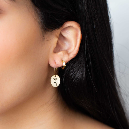 עגילי תליון אגפנטוס | בשיתוף שלומית אופיר | תכשיטים מהציורים של גאיה - מחפשת עגילים מהממים ומלאי משמעות? הפכנו את הציורים המדהימים של גאיה לתכשיטים יפהיפיים בשיתוף פעולה מרגש עם שלומית אופיר.
הלוואי וגאיה הייתה איתנו כדי לראות איך הציורים שלה הופכים לתכשיתים עוצרי נשימה. התכשיטים האלה הם בעצם שילוב בין שניים מהדברים האהובים על גאיה, תכשיטים ואמנות, בגלל זה אנחנו כל מתרגשים מהם.