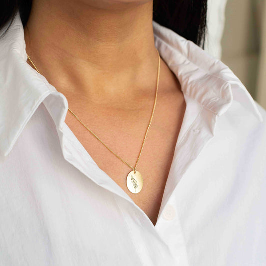 שרשרת תליון עלה ארוכה | בשיתוף שלומית אופיר | תכשיטים מהציורים של גאיה - מחפשת שרשרת מהממת ומלאת משמעות? הפכנו את הציורים המדהימים של גאיה לתכשיטים יפהיפיים בשיתוף פעולה מרגש עם שלומית אופיר.
הלוואי וגאיה הייתה איתנו כדי לראות איך הציורים שלה הופכים לתכשיתים עוצרי נשימה. התכשיטים האלה הם בעצם שילוב בין שניים מהדברים האהובים על גאיה, תכשיטים ואמנות, בגלל זה אנחנו כל מתרגשים מהם.