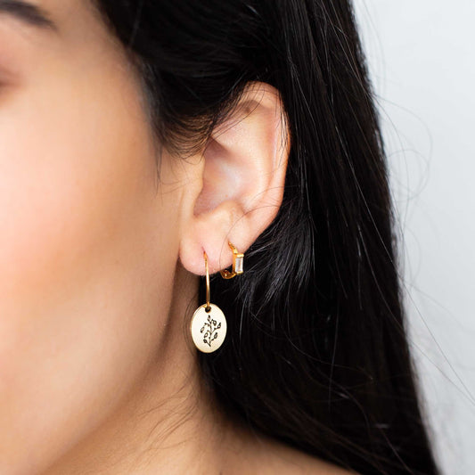 עגילי תליון לילי | בשיתוף שלומית אופיר | תכשיטים מהציורים של גאיה - מחפשת עגילים מהממים ומלאי משמעות? הפכנו את הציורים המדהימים של גאיה לתכשיטים יפהיפיים בשיתוף פעולה מרגש עם שלומית אופיר.
הלוואי וגאיה הייתה איתנו כדי לראות איך הציורים שלה הופכים לתכשיתים עוצרי נשימה. התכשיטים האלה הם בעצם שילוב בין שניים מהדברים האהובים על גאיה, תכשיטים ואמנות, בגלל זה אנחנו כל מתרגשים מהם.