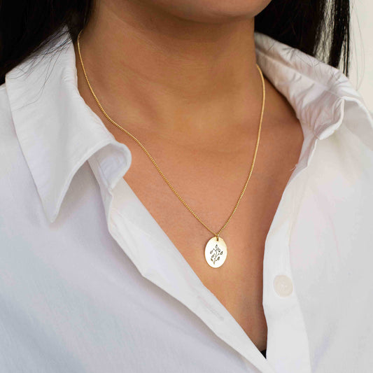 שרשרת תליון לילי ארוכה | בשיתוף שלומית אופיר | תכשיטים מהציורים של גאיה - מחפשת שרשרת מהממת ומלאת משמעות? הפכנו את הציורים המדהימים של גאיה לתכשיטים יפהיפיים בשיתוף פעולה מרגש עם שלומית אופיר.
הלוואי וגאיה הייתה איתנו כדי לראות איך הציורים שלה הופכים לתכשיתים עוצרי נשימה. התכשיטים האלה הם בעצם שילוב בין שניים מהדברים האהובים על גאיה, תכשיטים ואמנות, בגלל זה אנחנו כל מתרגשים מהם.