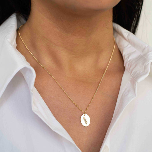 שרשרת תליון עלה קצרה | בשיתוף שלומית אופיר | תכשיטים מהציורים של גאיה - מחפשת שרשרת מהממת ומלאת משמעות? הפכנו את הציורים המדהימים של גאיה לתכשיטים יפהיפיים בשיתוף פעולה מרגש עם שלומית אופיר.
הלוואי וגאיה הייתה איתנו כדי לראות איך הציורים שלה הופכים לתכשיתים עוצרי נשימה. התכשיטים האלה הם בעצם שילוב בין שניים מהדברים האהובים על גאיה, תכשיטים ואמנות, בגלל זה אנחנו כל מתרגשים מהם.