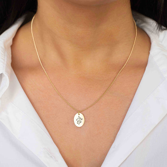 שרשרת תליון לילי קצרה | בשיתוף שלומית אופיר | תכשיטים מהציורים של גאיה - מחפשת שרשרת מהממת ומלאת משמעות? הפכנו את הציורים המדהימים של גאיה לתכשיטים יפהיפיים בשיתוף פעולה מרגש עם שלומית אופיר.
הלוואי וגאיה הייתה איתנו כדי לראות איך הציורים שלה הופכים לתכשיתים עוצרי נשימה. התכשיטים האלה הם בעצם שילוב בין שניים מהדברים האהובים על גאיה, תכשיטים ואמנות, בגלל זה אנחנו כל מתרגשים מהם.