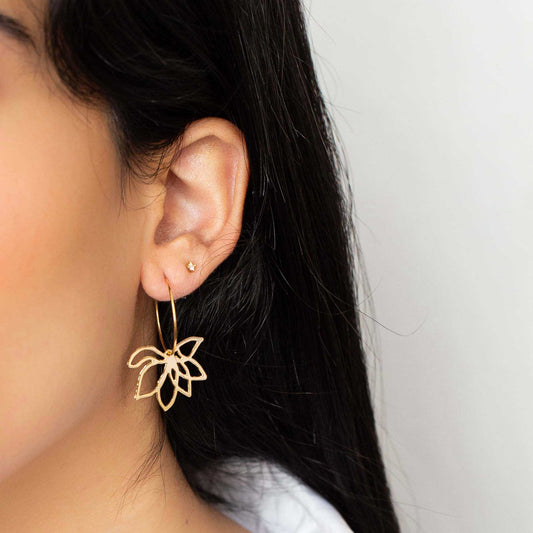 עגילי שושן | בשיתוף שלומית אופיר | תכשיטים מהציורים של גאיה - מחפשת עגילים מהממים ומלאי משמעות? הפכנו את הציורים המדהימים של גאיה לתכשיטים יפהיפיים בשיתוף פעולה מרגש עם שלומית אופיר.
הלוואי וגאיה הייתה איתנו כדי לראות איך הציורים שלה הופכים לתכשיתים עוצרי נשימה. התכשיטים האלה הם בעצם שילוב בין שניים מהדברים האהובים על גאיה, תכשיטים ואמנות, בגלל זה אנחנו כל מתרגשים מהם.