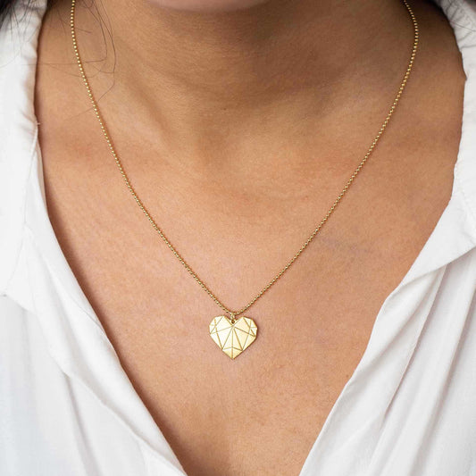 שרשרת לב סדוק | בשיתוף שלומית אופיר | תכשיטים מהציורים של גאיה - מחפשת שרשרת מהממת ומלאת משמעות? הפכנו את הציורים המדהימים של גאיה לתכשיטים יפהיפיים בשיתוף פעולה מרגש עם שלומית אופיר.
הלוואי וגאיה הייתה איתנו כדי לראות איך הציורים שלה הופכים לתכשיתים עוצרי נשימה. התכשיטים האלה הם בעצם שילוב בין שניים מהדברים האהובים על גאיה, תכשיטים ואמנות, בגלל זה אנחנו כל מתרגשים מהם.