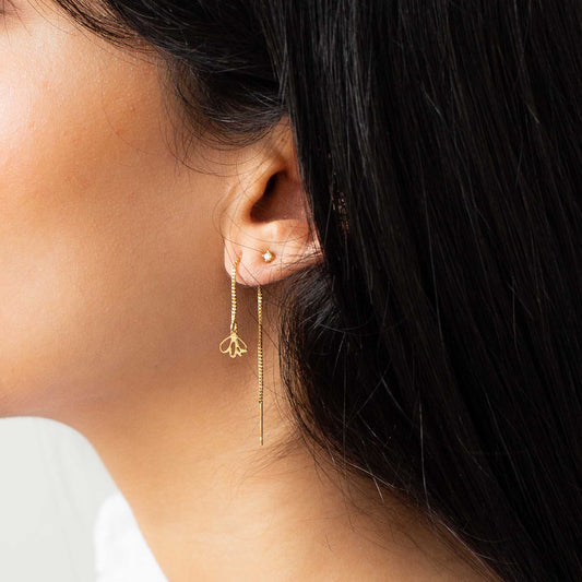 עגילי פרח קטנטן | בשיתוף שלומית אופיר | תכשיטים מהציורים של גאיה - מחפשת עגילים מהממים ומלאי משמעות? הפכנו את הציורים המדהימים של גאיה לתכשיטים יפהיפיים בשיתוף פעולה מרגש עם שלומית אופיר.
הלוואי וגאיה הייתה איתנו כדי לראות איך הציורים שלה הופכים לתכשיתים עוצרי נשימה. התכשיטים האלה הם בעצם שילוב בין שניים מהדברים האהובים על גאיה, תכשיטים ואמנות, בגלל זה אנחנו כל מתרגשים מהם.